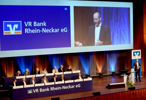 Mannheim – Die VR Bank Rhein-Neckar eG blickt auf ein bewegtes Jahr und investiert in eine nachhaltige Zukunft – Vorstand und Aufsichtsrat schlagen der Vertretersammlung Dividende in Höhe von drei Prozent vor