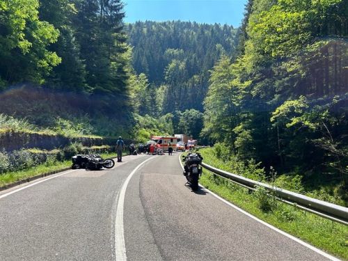 Rinnthal – B48 – Schwerer Verkehrsunfall unter Beteiligung von drei Motorradfahrern