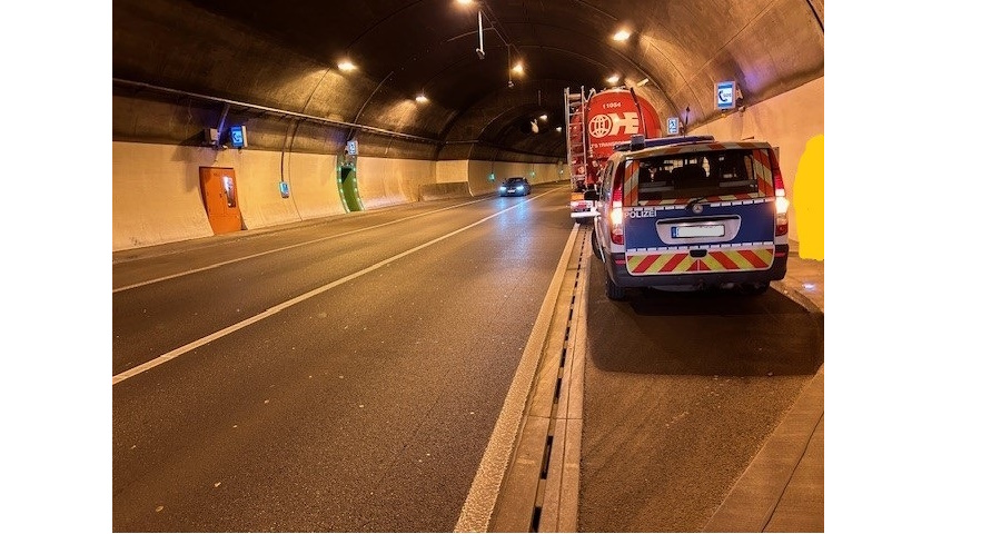 Landau – Parkender LKW im Barbarossa-Tunnel bei Annweiler